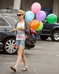 Anna Paquin z balonami