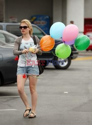 Anna Paquin z balonami