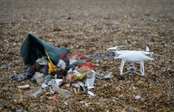 Drony szukają śmieci na plażach - Eyevine