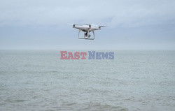 Drony szukają śmieci na plażach - Eyevine