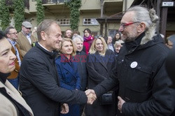 Tusk, Komorowski i Kijowski odsłonili tablicę Władysława Bartoszewskiego