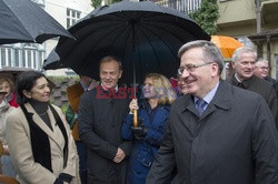 Tusk, Komorowski i Kijowski odsłonili tablicę Władysława Bartoszewskiego