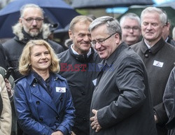 Tusk, Komorowski i Kijowski odsłonili tablicę Władysława Bartoszewskiego