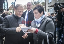 Tusk, Komorowski i Kijowski odsłonili tablicę Władysława Bartoszewskiego