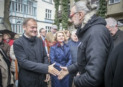 Tusk, Komorowski i Kijowski odsłonili tablicę Władysława Bartoszewskiego