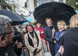 Tusk, Komorowski i Kijowski odsłonili tablicę Władysława Bartoszewskiego