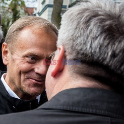 Tusk, Komorowski i Kijowski odsłonili tablicę Władysława Bartoszewskiego