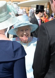 Elżbieta II z mężem na garden party w Pałacu Buckingham