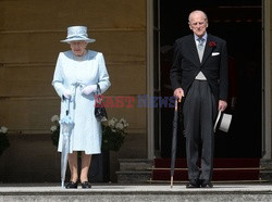 Elżbieta II z mężem na garden party w Pałacu Buckingham