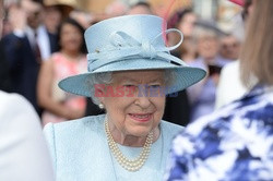 Elżbieta II z mężem na garden party w Pałacu Buckingham