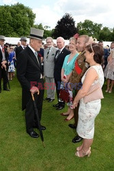 Elżbieta II z mężem na garden party w Pałacu Buckingham