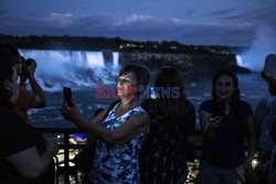 Turyści nad wodospadem Niagara - Redux