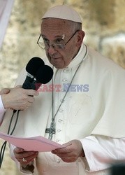 Papież Franciszek doznał obrażeń podczas przejazdu papamobile w Kolumbii 