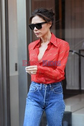 Victoria Beckham w czerwonej koszuli