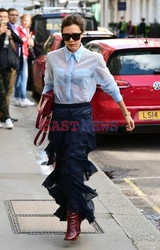 Victoria Beckham w spódnicy z falbanami