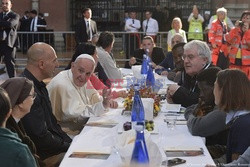 Papież Franciszek w Bolonii założył identyfikator uchodźcy i zjadł obiad z biednymi i uchodźcami