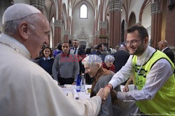 Papież Franciszek w Bolonii założył identyfikator uchodźcy i zjadł obiad z biednymi i uchodźcami