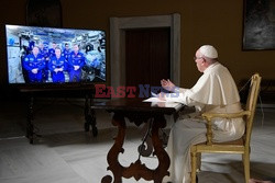 Papież rozmawia z kosmonautami