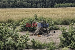 Poszukiwacze starych militariów w Polsce - Eyevine