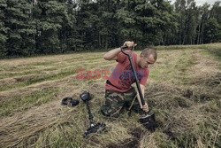 Poszukiwacze starych militariów w Polsce - Eyevine