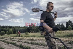 Poszukiwacze starych militariów w Polsce - Eyevine