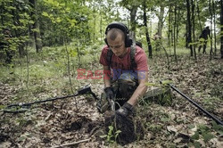 Poszukiwacze starych militariów w Polsce - Eyevine