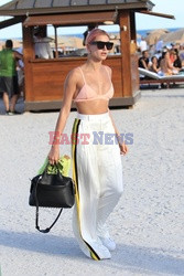 Hailey Baldwin na plaży