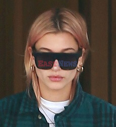 Wypłowiały róż na głowie Hailey Baldwin