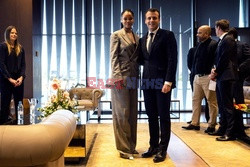 Emmanuel Macron i Rihanna w Dakarze