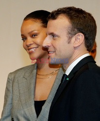 Emmanuel Macron i Rihanna w Dakarze