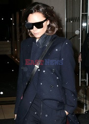 Victoria Beckham w granatowym komplecie