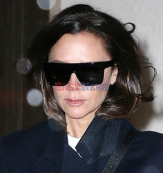 Victoria Beckham w granatowym komplecie