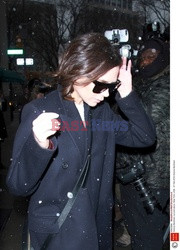 Victoria Beckham w granatowym komplecie