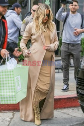 Khloe Kardashian w beżowym płaszczu
