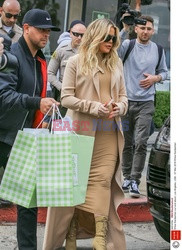 Khloe Kardashian w beżowym płaszczu