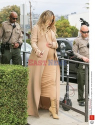 Khloe Kardashian w beżowym płaszczu