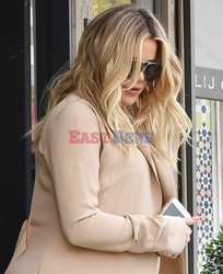 Khloe Kardashian w beżowym płaszczu