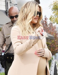 Khloe Kardashian w beżowym płaszczu