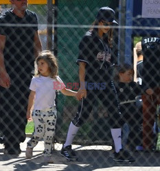 Kardashianki z dziecmi na meczu baseballa
