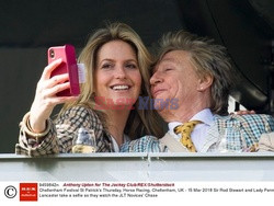 Rod Stewart i Penny Lancaster na wyścigach konnych w Cheltenham