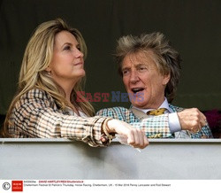 Rod Stewart i Penny Lancaster na wyścigach konnych w Cheltenham