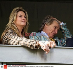 Rod Stewart i Penny Lancaster na wyścigach konnych w Cheltenham