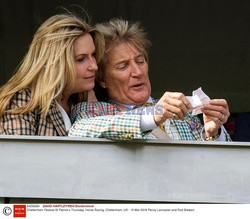 Rod Stewart i Penny Lancaster na wyścigach konnych w Cheltenham