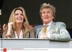 Rod Stewart i Penny Lancaster na wyścigach konnych w Cheltenham