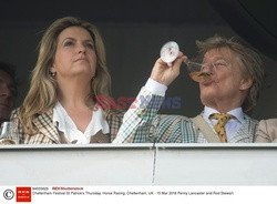 Rod Stewart i Penny Lancaster na wyścigach konnych w Cheltenham