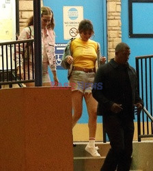 Selena Gomez w żółtej koszulce i szortach