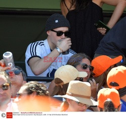 Brooklyn Beckham z temblakiem na ramieniu 