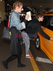 Kristen Stewart na lotnisku z dziewczyną