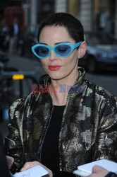 Niebieskie okulary Rose McGowan