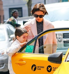 Katie Holmes z córką wsiadają do taksówki